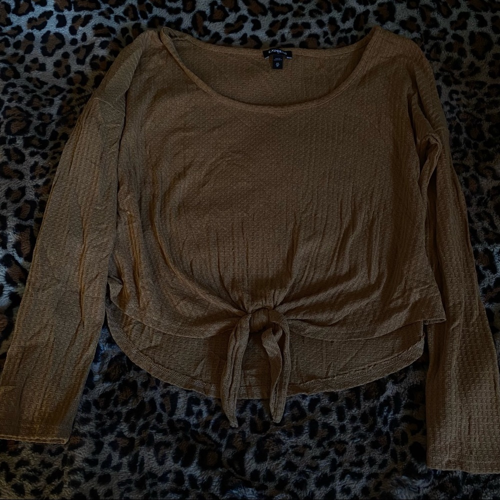 Express long sleeve t-shirt, small tie at bottom